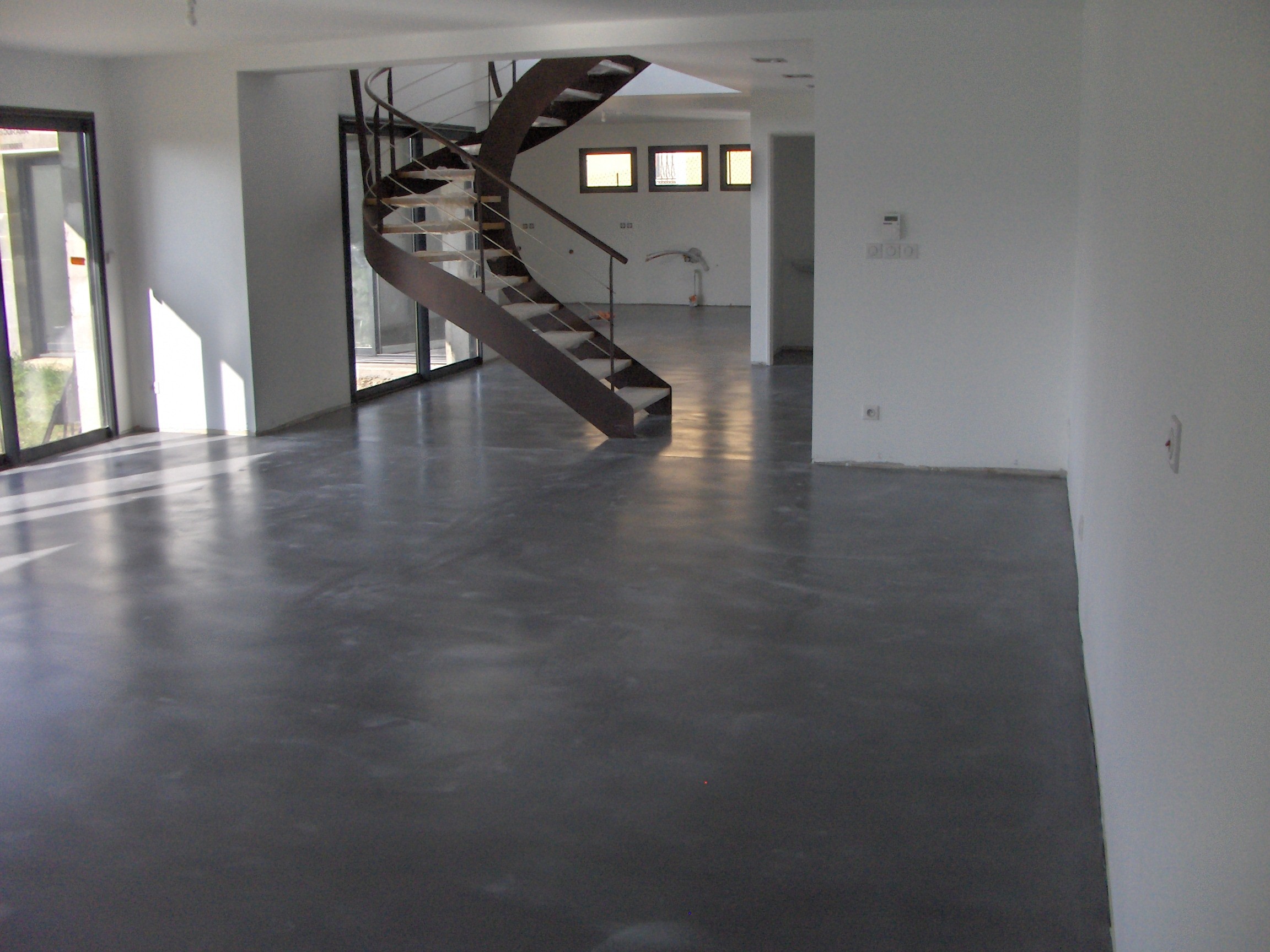 Poser du béton ciré sur un sol renovationmaison.fr