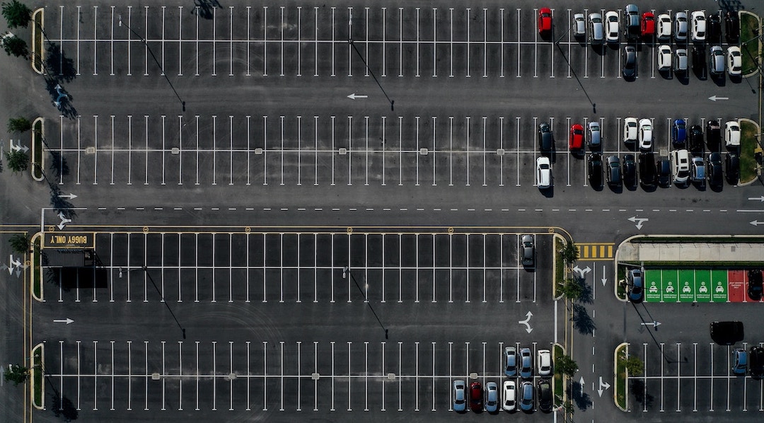 vue aerienne d'un parking avec marquage au sol